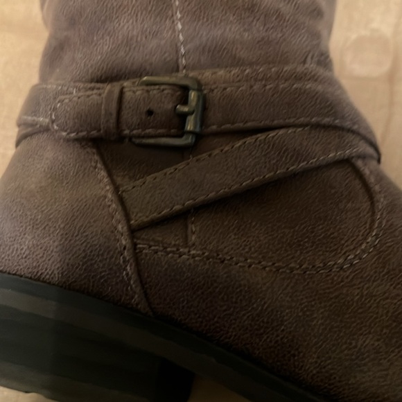 Brown low heel Boots with Buckles - Picture 3 of 5